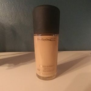 Mac Studio fix fluid MAC foundation color is N5